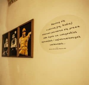Naklejka z opisem do wystawy z okazji rocznicy śmierci Sławomira Mrożka, Kraków, Panteon Narodowy. Fot.T.Wiech
