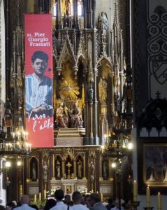 Dekoracja ołtarza w kościele